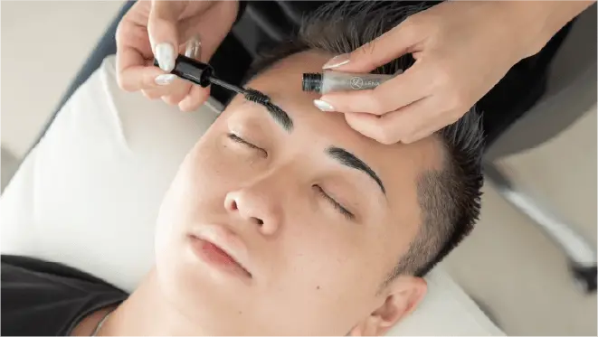 眉毛を整えている様子